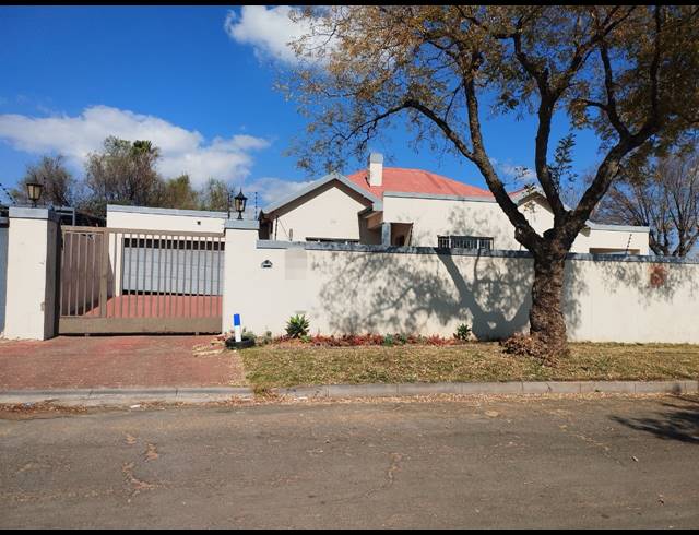 3 BEDROOM HOUSE FOR SALE IN THE HILL